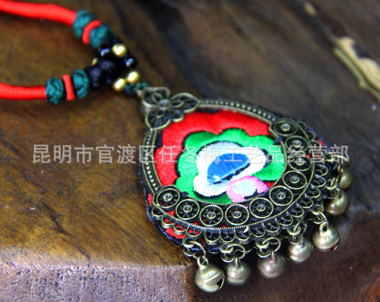 绣花铃铛项链