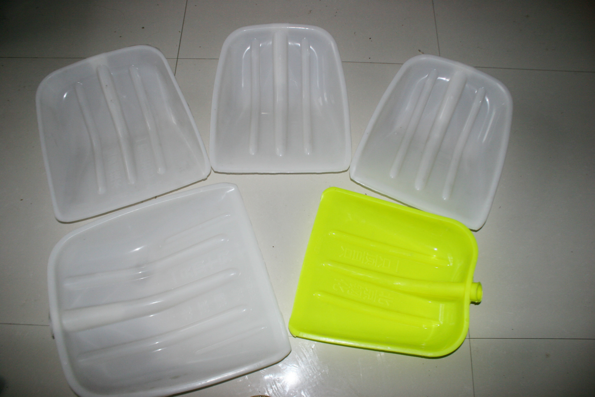Linyi hardware Agricultural Tools 1 pounds -1.9 Plastic Snow shovel Snow shovel tempering raw material Plastic shovel
