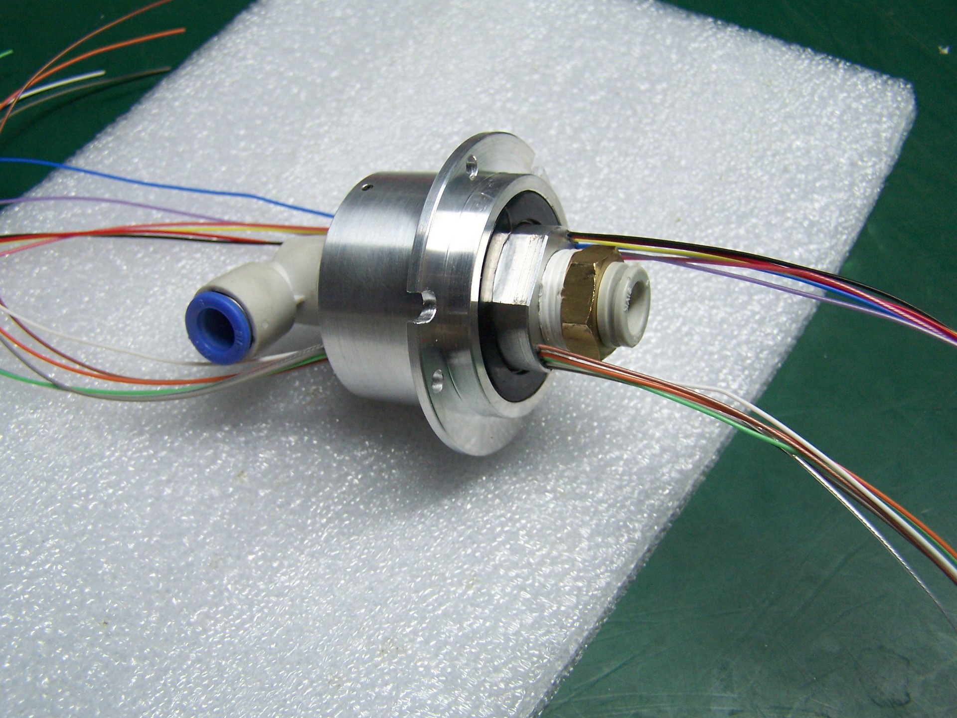 微型气动组合滑环 自动化转台用12路信号滑环 高密封防泄露设计