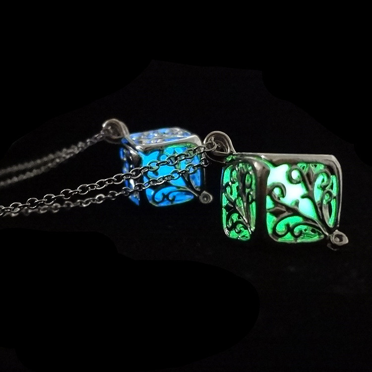 Arbre De Vie Carré Creux Amour Lumineux Rubik&#39;s Cube Boîte Photo Lumineuse Perle Pendentif Alliage Collier Accessoires display picture 4