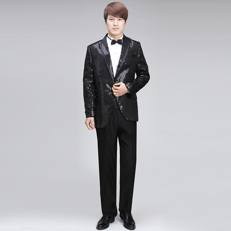 男性のスーツの上着を飾って服を着ます。