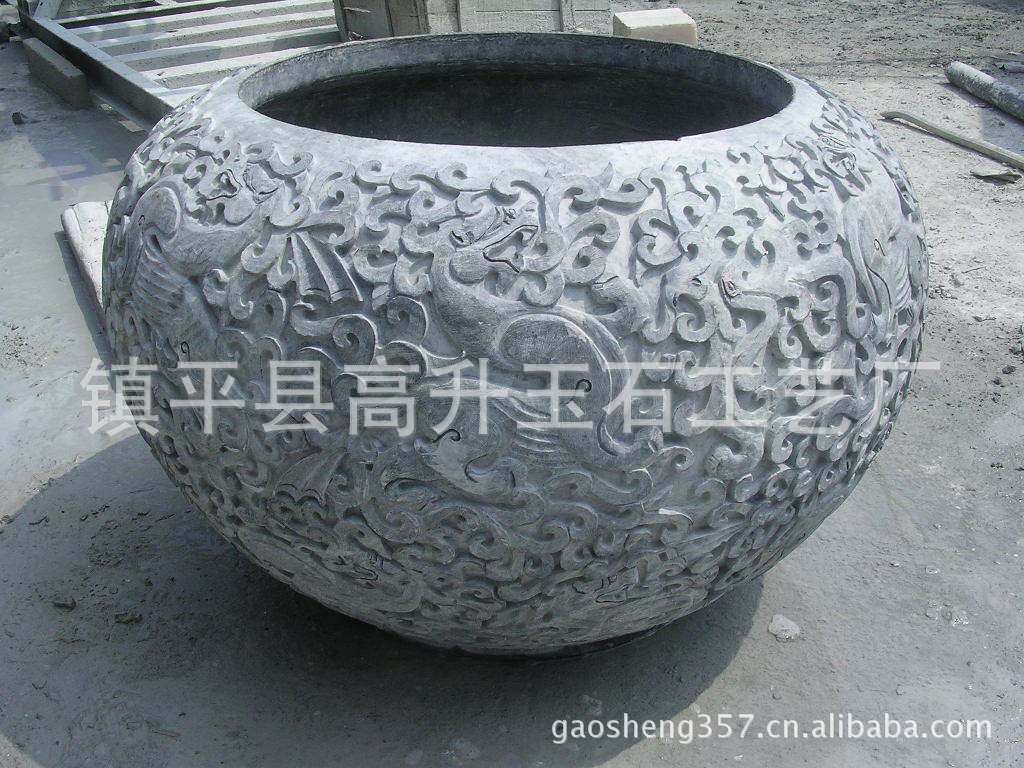 天然玉石雕刻的装饰缸