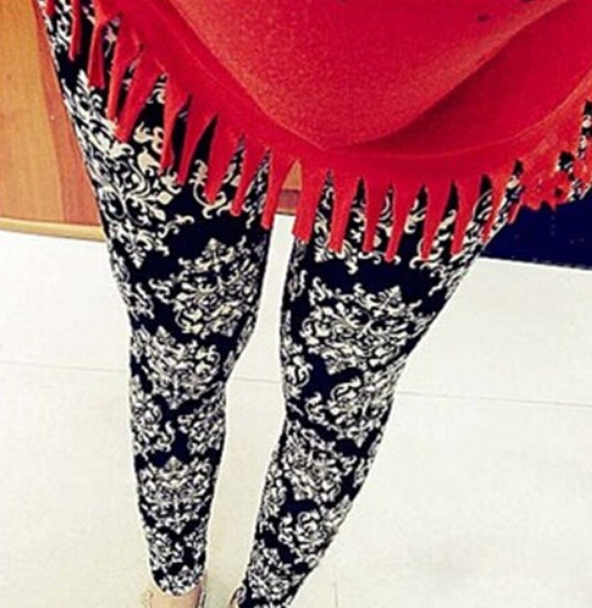 검은 파란색과 흰색 도자기