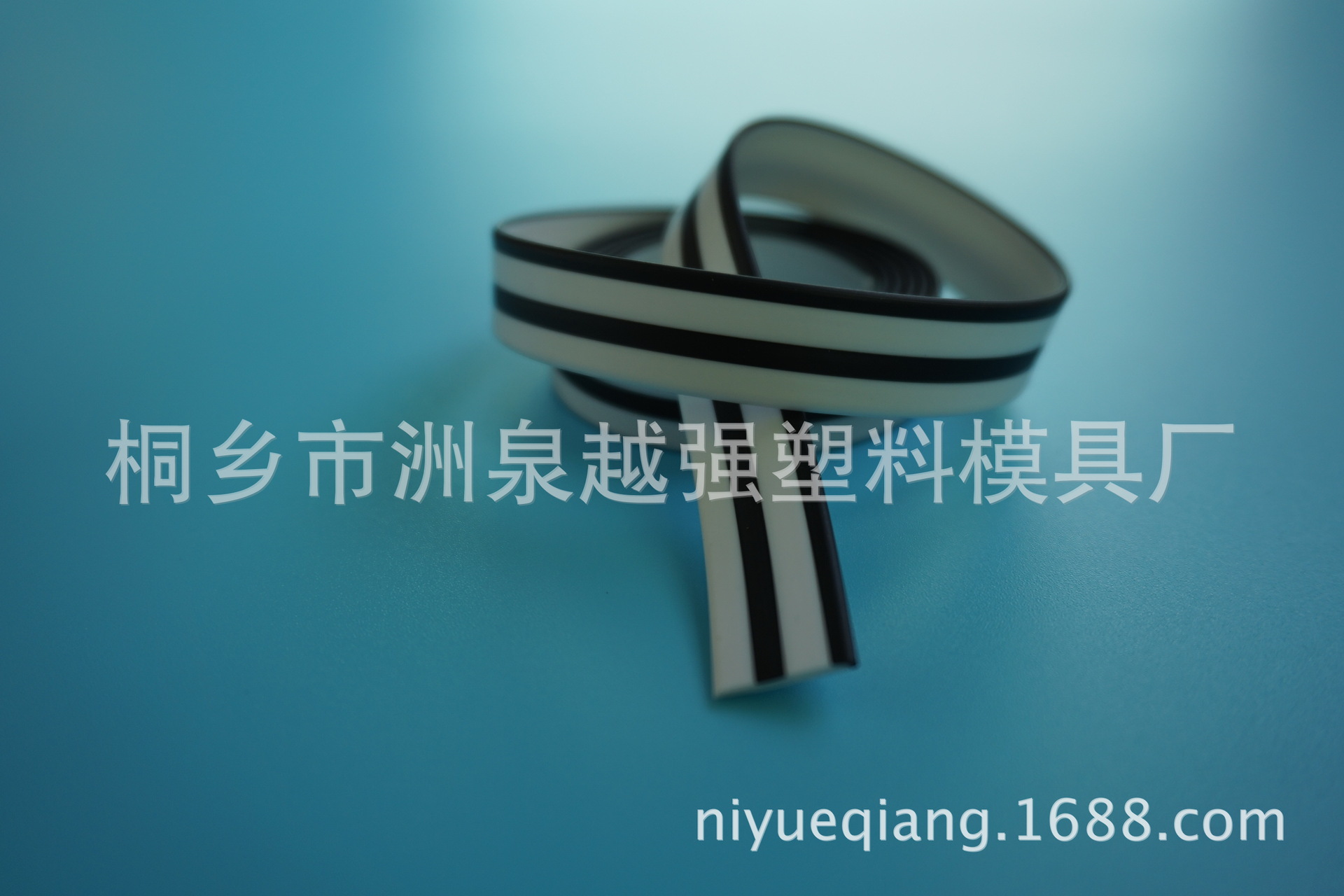 供应PVC胶条 皮条 双色装饰皮条 藤条 箱包 篮子用塑料条