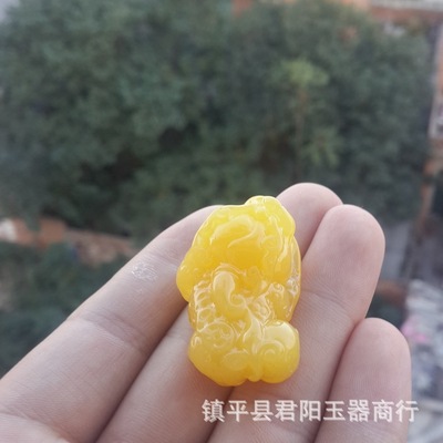 新款高档冰种荧光浮盐水鸡油黄琥珀貔貅吊坠琥珀蜜蜡貔貅挂件批发