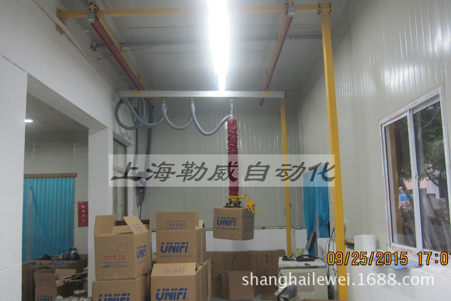 上海勒威自动化专业提供真空气管提升机，30kg搬运纸箱，象鼻子