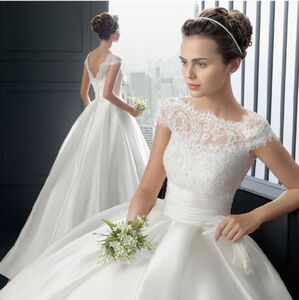 The new European retro Sexy Wedding Dress shoulder a small tail natural Peng A word skirt dress