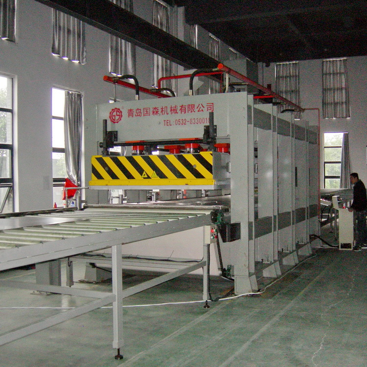 青岛国森机械生产制造大幅面铝蜂窝板热压机设备