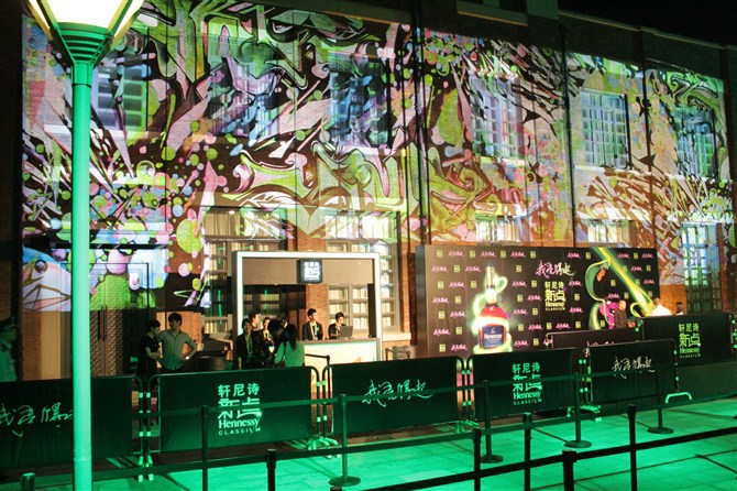 供应户外大型广告投影机——巨幅墙体投影机