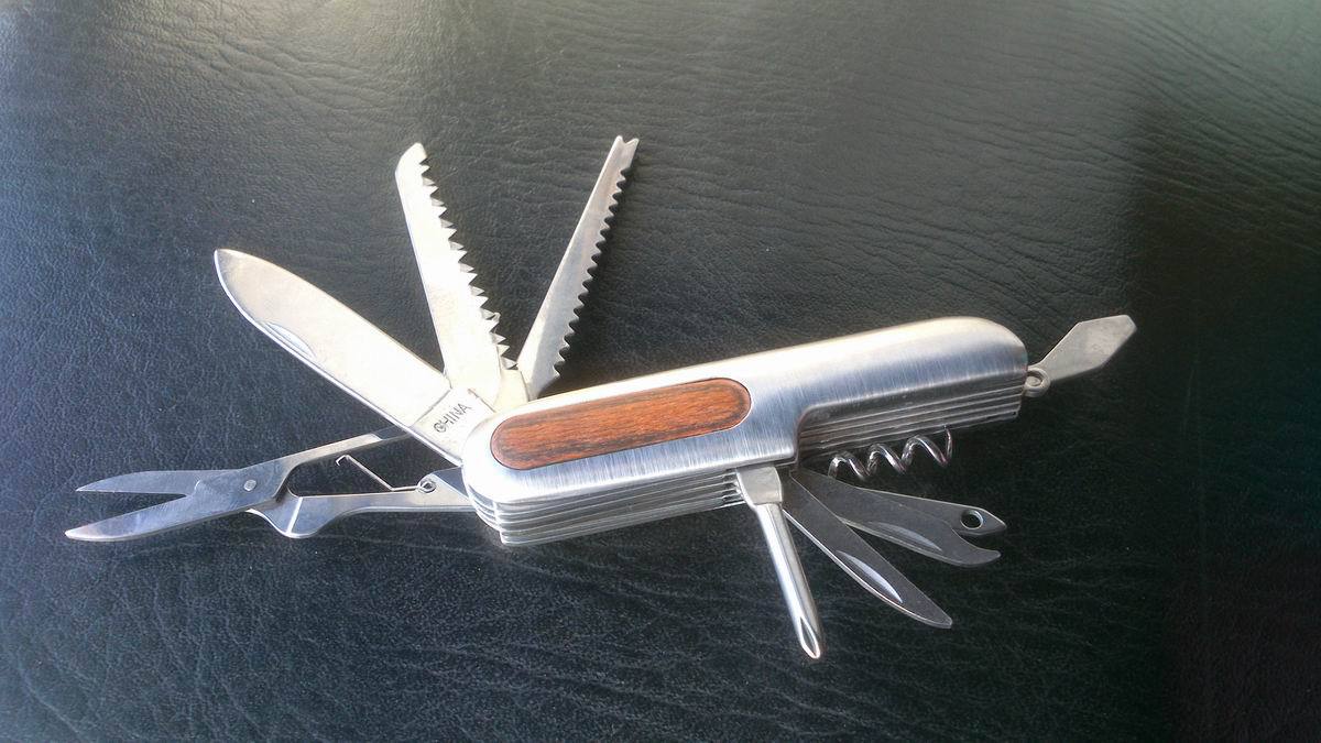 供应中档嵌木多功能刀   11开带木片多用军刀   礼品小