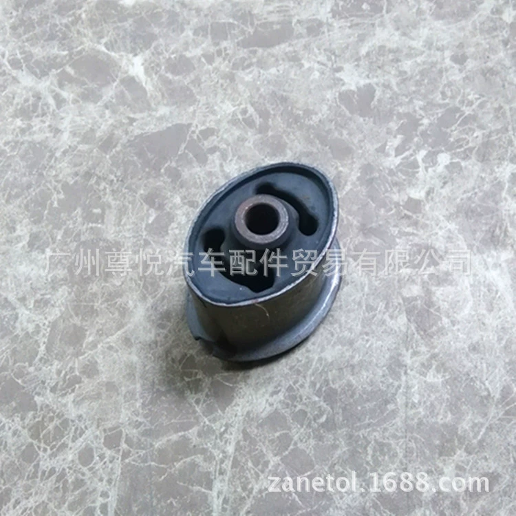 [大切诺基下悬挂衬套胶套WJ52088357底盘]