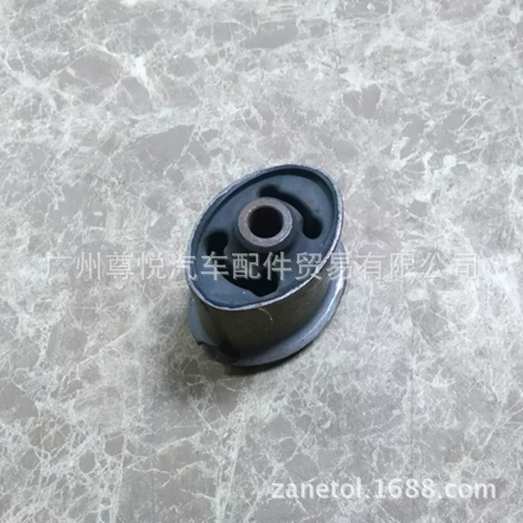 [大切诺基下悬挂衬套胶套WJ52088357底盘]