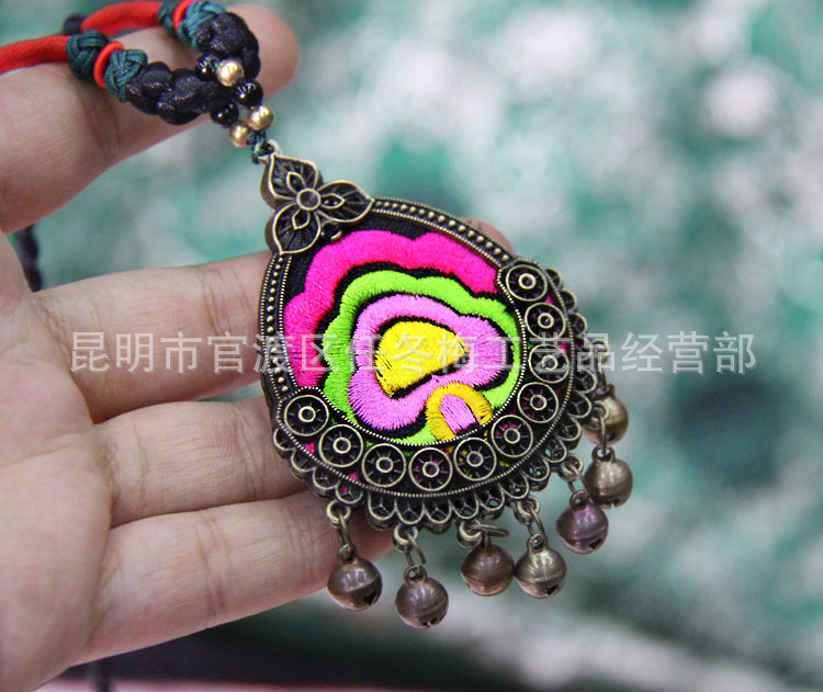 绣花铃铛项链