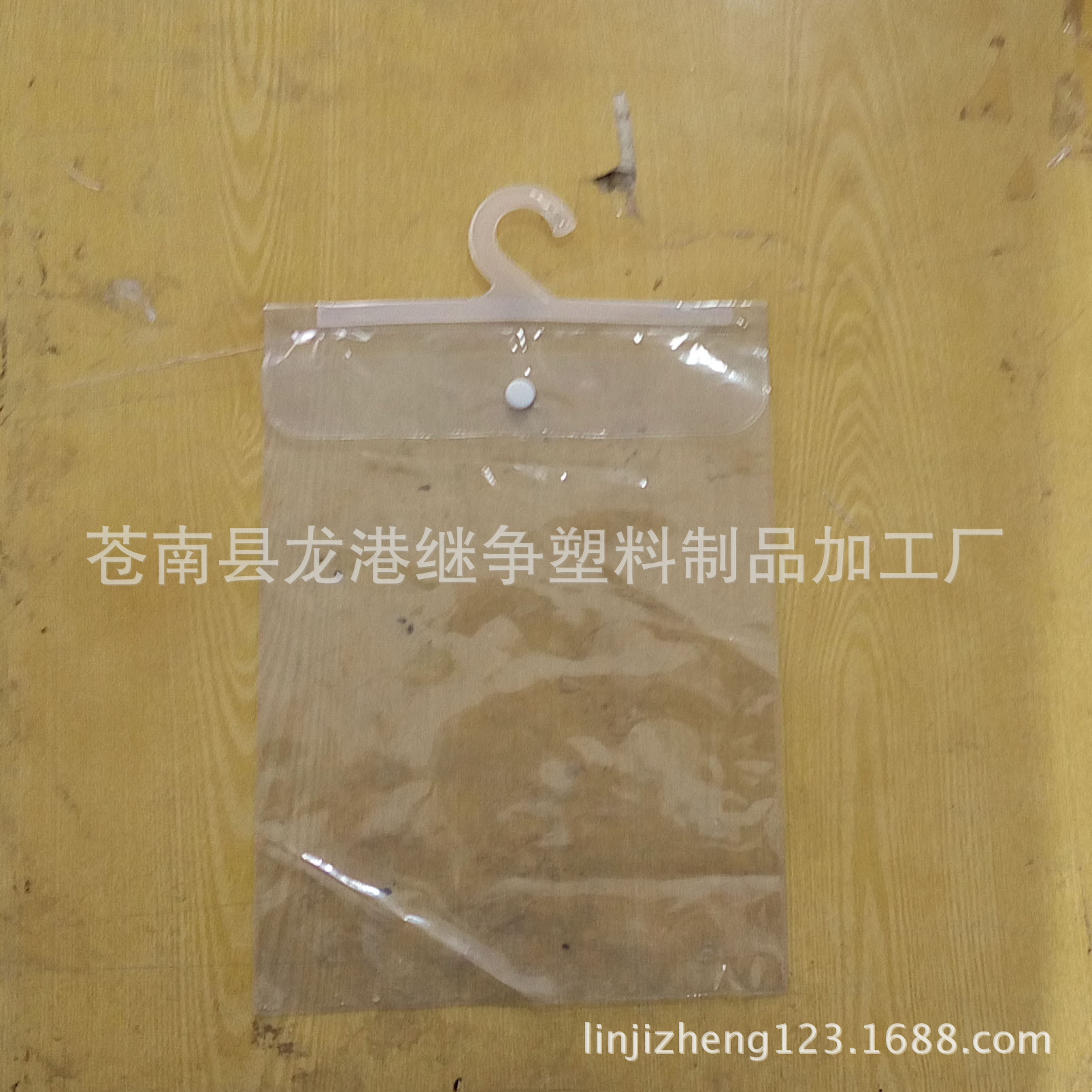 直销pvc透明挂钩袋防尘塑料悬挂式挂袋纽扣封口衣服挂钩袋子-阿里巴巴