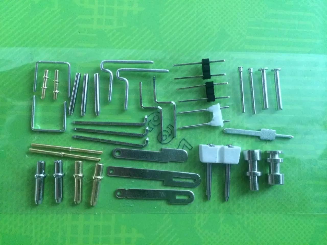 Jiahao производит электронные шпильки, круглые головки PIN-иглы, PIN-иглы мощностью MR16, 100 бронзовых игл для установки света