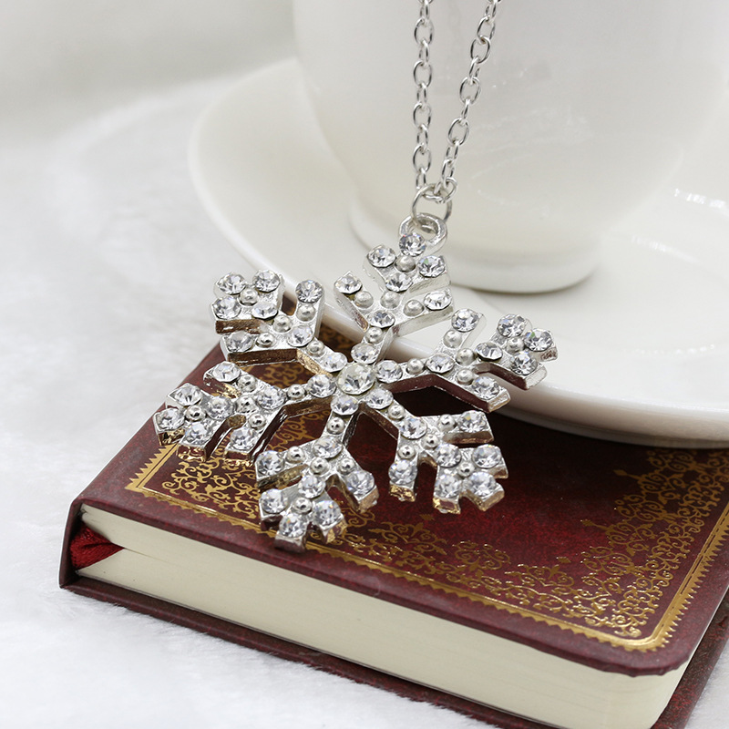 Diamond Crystal Snowflake Pendant Necklace Sweater Chain Christmas Gift Snowflake Necklace