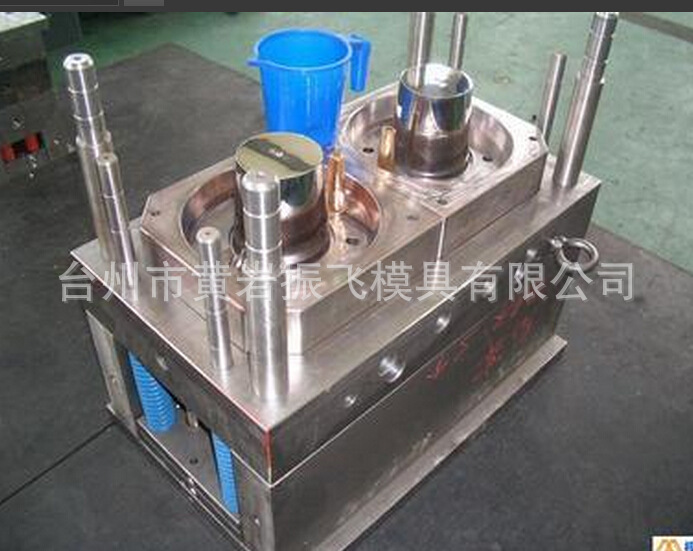 黄岩振飞模具专业制造扎啤杯模具 塑胶桶模具 量杯模具