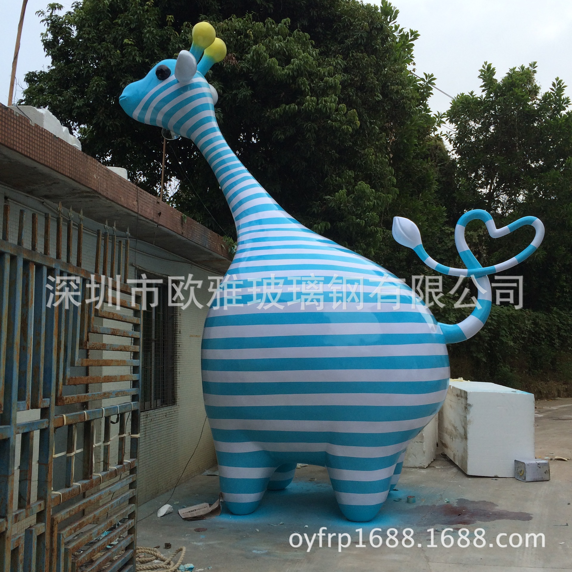 玻璃钢厂家供应玻璃钢蓝色条纹卡通鹿雕塑，商场装饰美陈鹿 雕塑