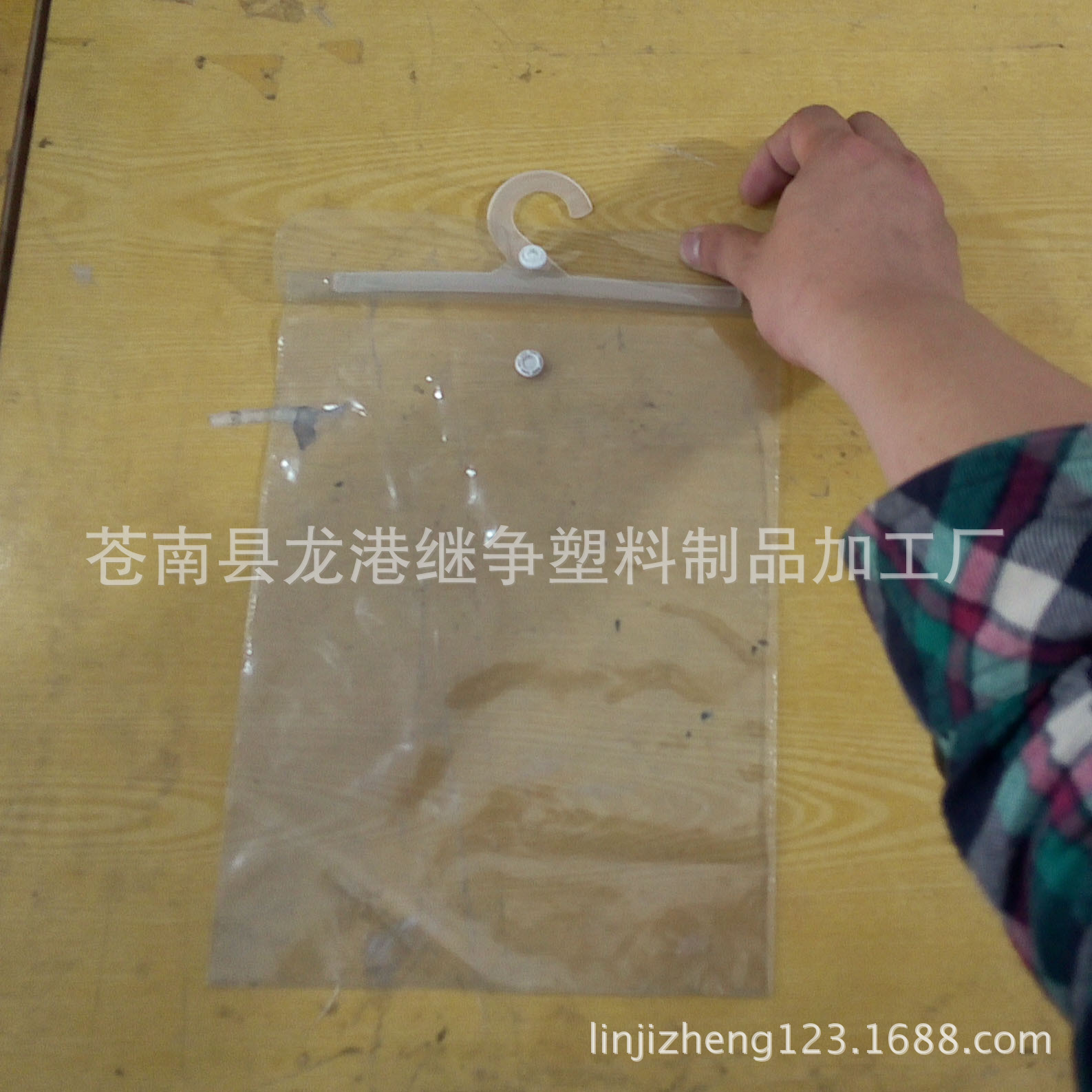 直销pvc透明挂钩袋防尘塑料悬挂式挂袋纽扣封口衣服挂钩袋子-阿里巴巴