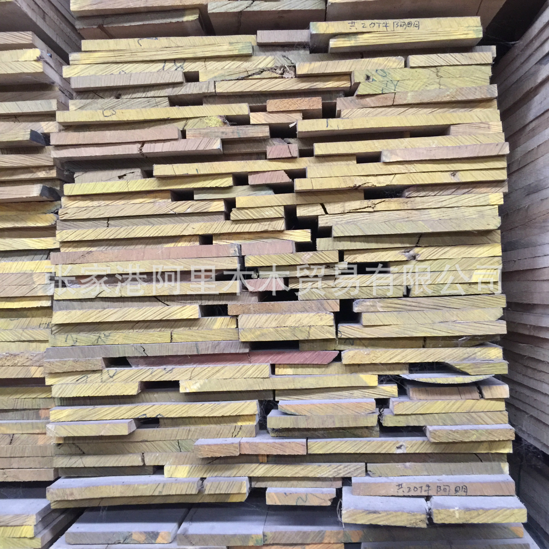 多种木材板材供应，包括非洲黄芸香木板材和金丝梨木板材