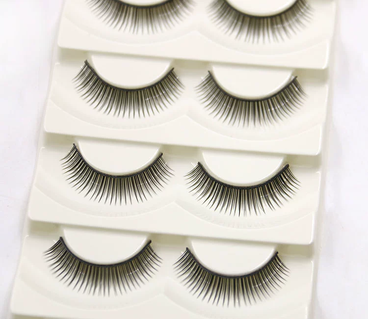 Fashionable lengthening long false eyelashes, natural makeup