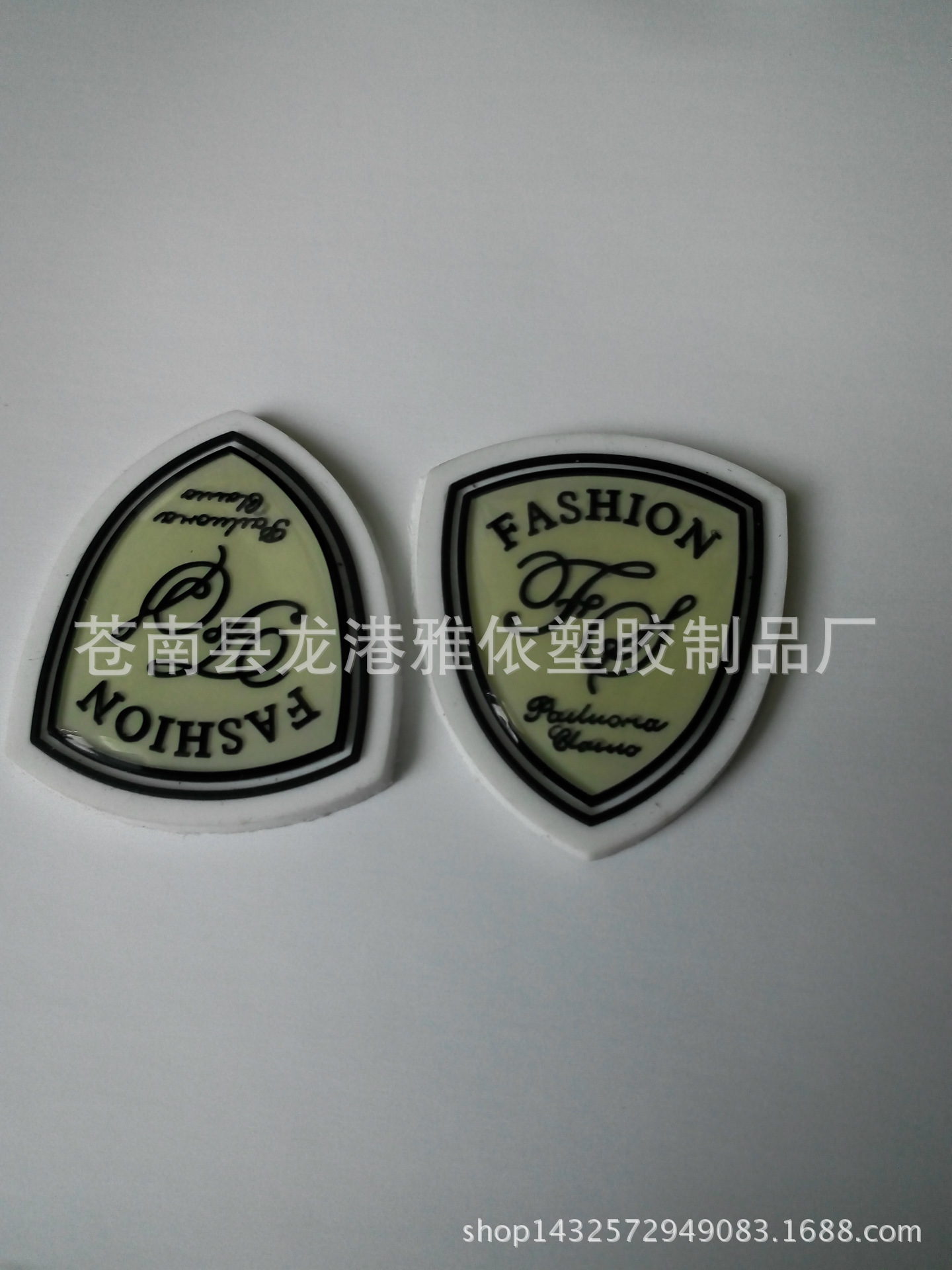 厂家直销 衣服水晶加软胶防滑胶板LOGO定制礼品促销