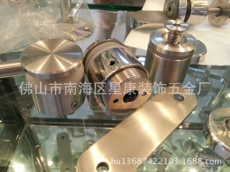 专业生产玻璃护栏配件 不锈钢玻璃夹 不锈钢护栏玻璃配件