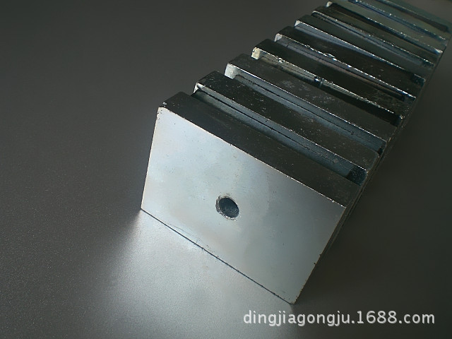 供应70x50x13mm强磁 镀锌钕铁硼 带孔强力磁铁方形吸铁石磁钢