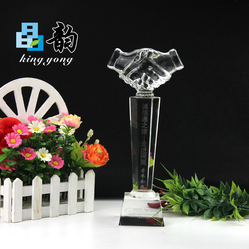 One from the grant/Manufactor Cheap Direct selling goods in stock Shake hands crystal trophy crystal medal Anniversary Crystal Gift