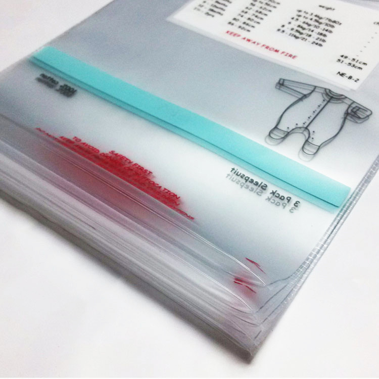 厂家直销 包装PVC服装袋，PVC挂钩袋1