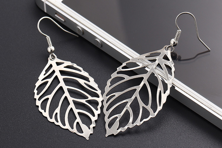 Fashion Simple Mori Metal Leaf Earrings New Leaf Earrings display picture 2
