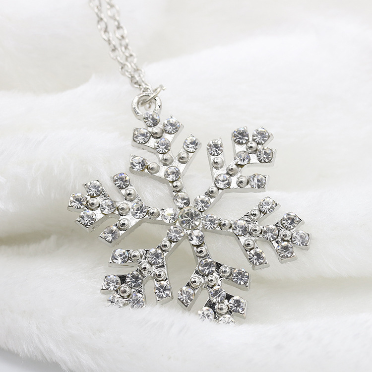 Diamond Crystal Snowflake Pendant Necklace Sweater Chain Christmas Gift Snowflake Necklace