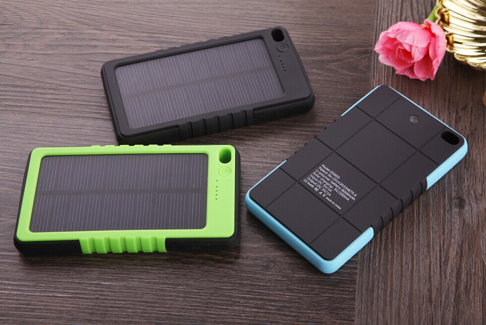 厂家超薄方形太阳能移动电源8000毫安双USB输出太阳能手机充电宝，随机发货2