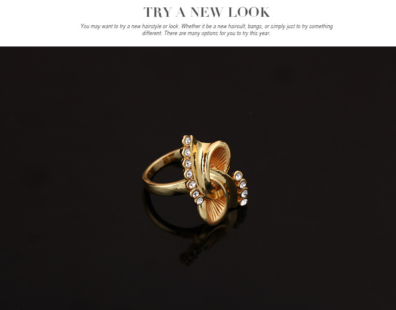 Retro golden twisted inlaid pearl diamond alloy jewelry set