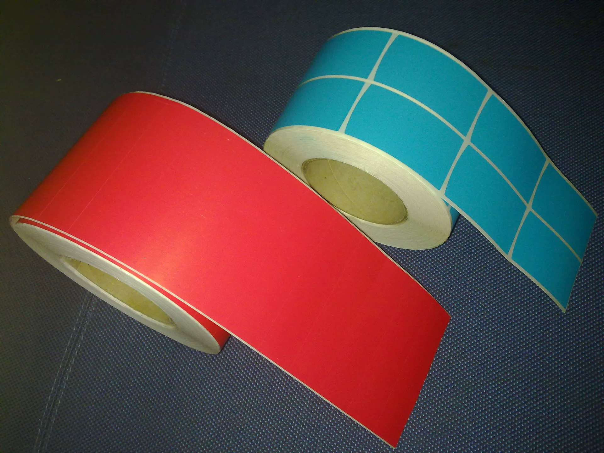 Фабричная этикетка PET UL окрашенная Pantone 194C Avery Dennison-MZ0333