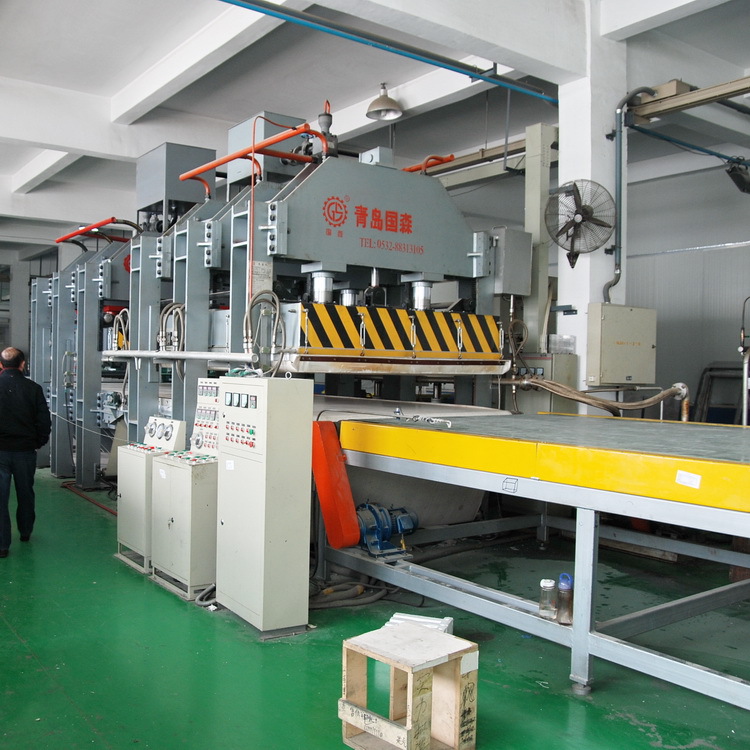 供应纸铝蜂窝板贴面压机组设备-青岛国森机械