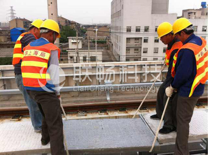 12、安装疏散平台踏步板