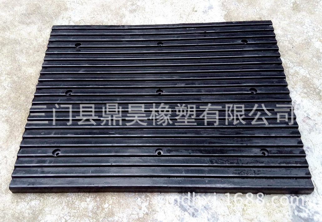 橡胶减噪板减噪垫防滑垫坡道板减速坡防滑板地下车库出入口防滑板