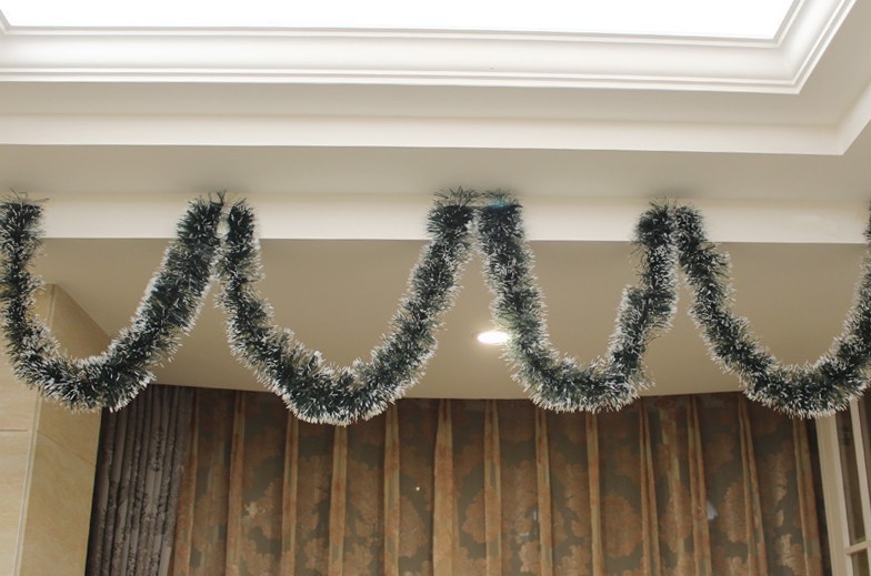 Joulukuusen koristeet Joulukoristeet Joulun värinauhat Joulukoristeet tummanvihreä valkoinen reunus rusetilla_voghion.com