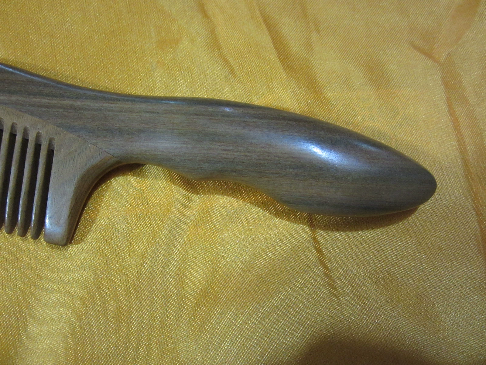Large supply long 22cm with a tattoo round handle authentic green sandalwood combed high -end mahogany comb