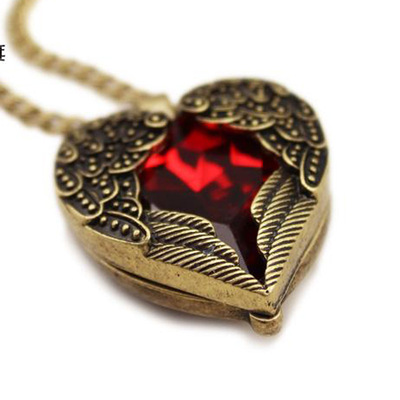 Retro jewelry U.S. and European court Red Diamond Peach wing have more cash than can be accounted for Necklace have cash less than that is registered in the accounts love Pendant sweater chain