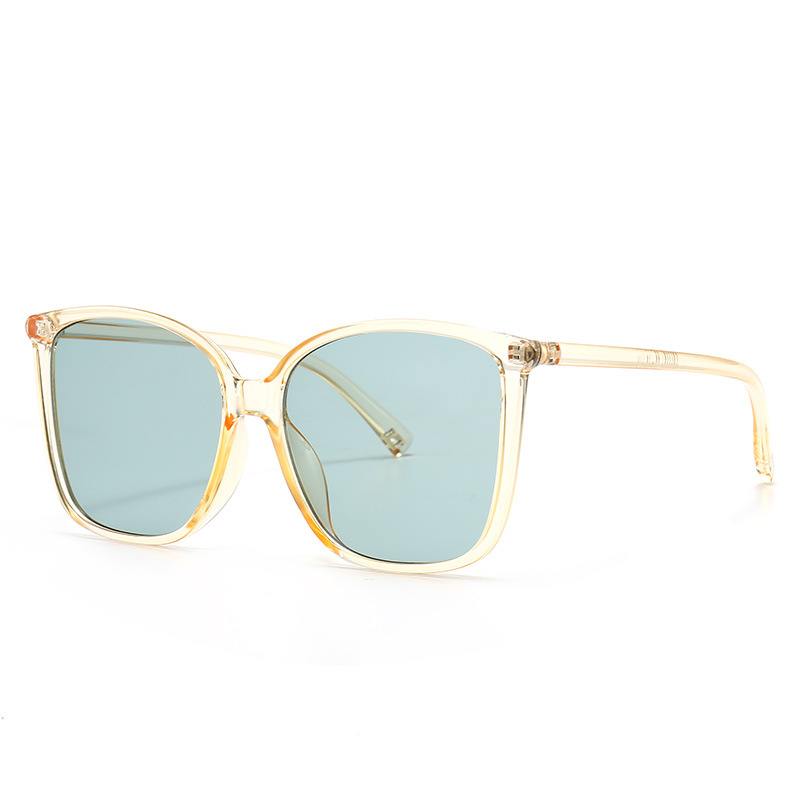 Modern retro sunglasses Insta-style model catwalk shades_voghion.com