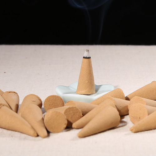 A 100-piece canister of natural Old Mountain Sandalwood cone incense for Buddha, sandalwood cone incense granules for home use.