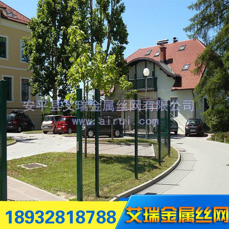 特价热卖桃型柱护栏网、别墅小区围栏三角折弯桃型柱围栏网