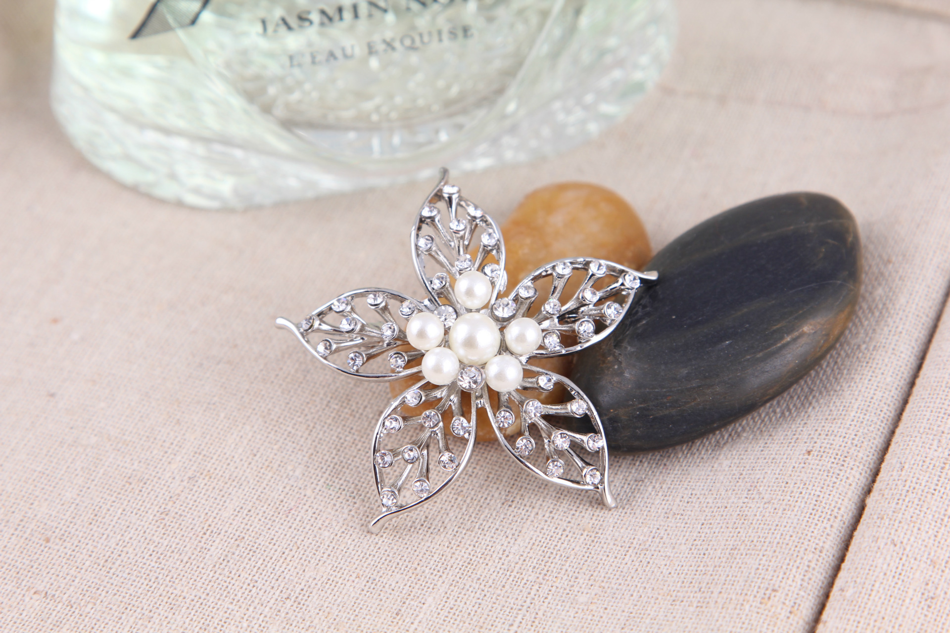 Perlų sagė penkiakampė žvaigždė elegantiškas aksesuaras_voghion.com