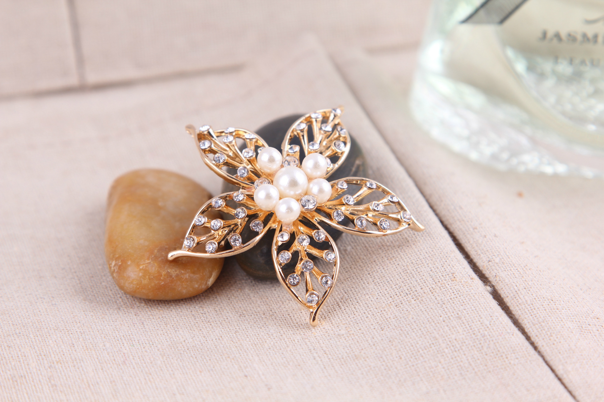 Perlų sagė penkiakampė žvaigždė elegantiškas aksesuaras_voghion.com