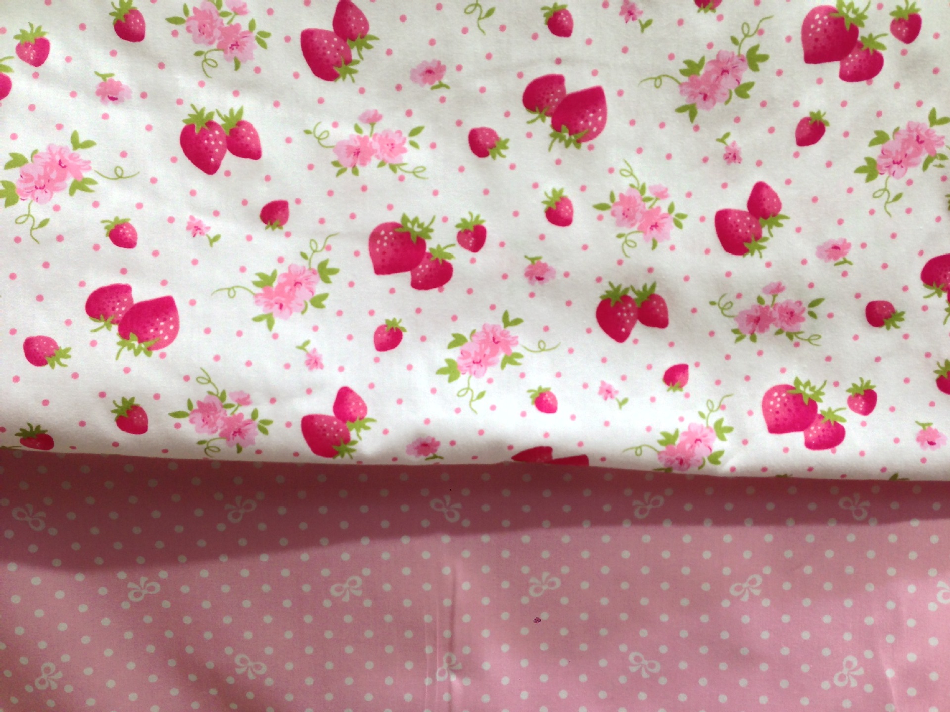 全棉斜纹印花布 粉嫩温馨AB版小碎花小草莓心形 宝宝布罩衣床品