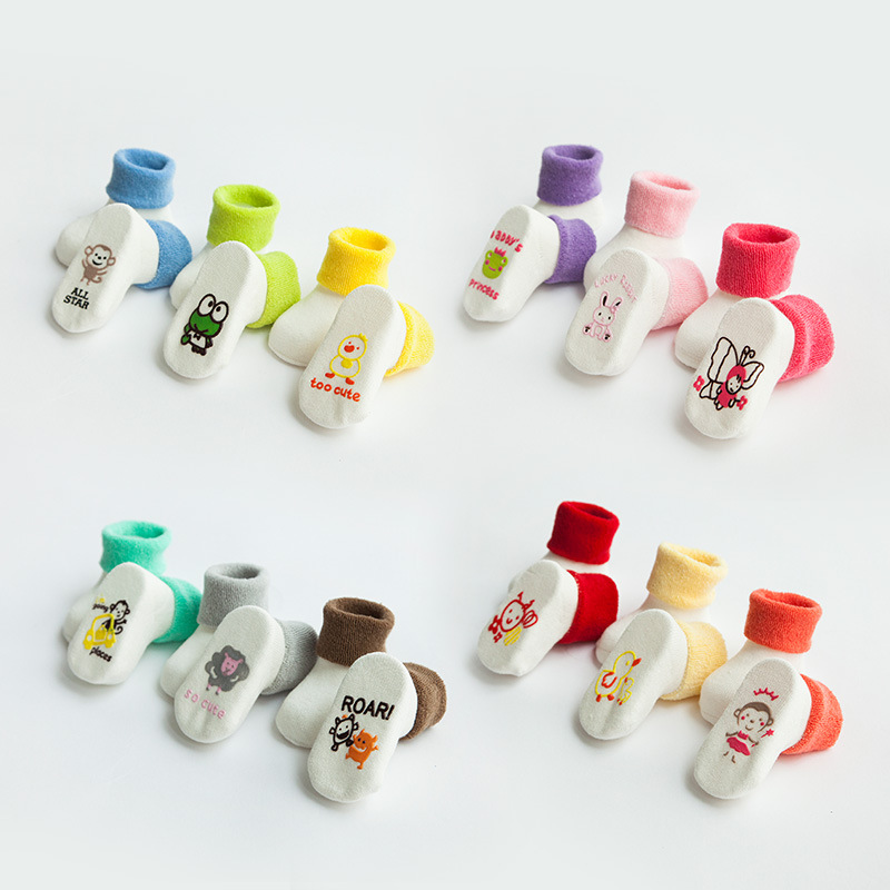 El otoño y el invierno Nueva Terry engrosada de algodón peinado calcetines de bebé mediados de la pantorrilla piso de dibujos animados antideslizante 0-3 años de edad