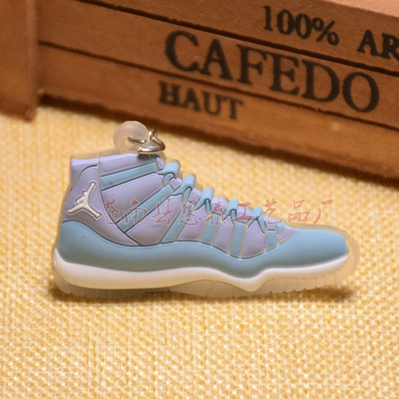 Брелок (Air Jordan) миниатюрная кроссовка Jordan 11, мягкий PVC, 6×3.5 см, легкая коллекционная вещь