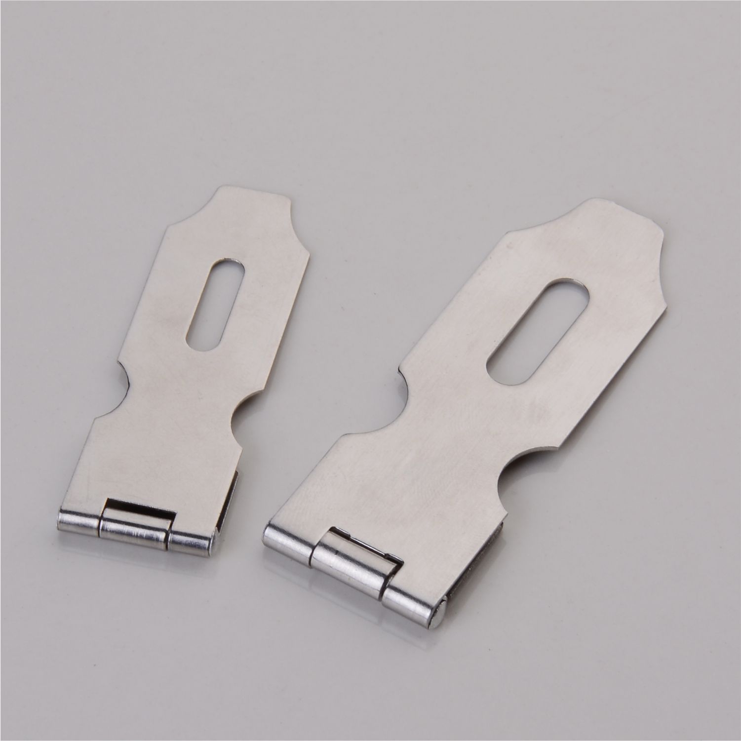 背带裤背带上的纽扣怎样装